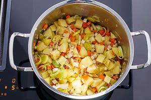 Gem&uuml;se im Topf anr&ouml;sten