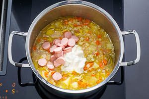 Kartoffelsuppe mit W&uuml;rstchen und Cr&eacute;me Fra&icirc;che verfeinern