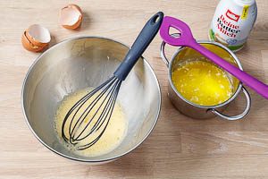 Feuchte Zutaten f&uuml;r Pancakes mischen