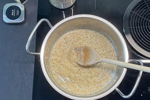 Haferflocken k&ouml;cheln und eindicken lassen