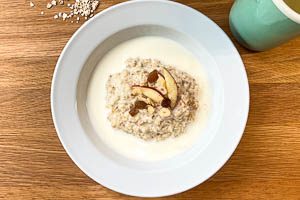 Mit Milch oder Sahne umgie&szlig;en und mit Toppings garnieren