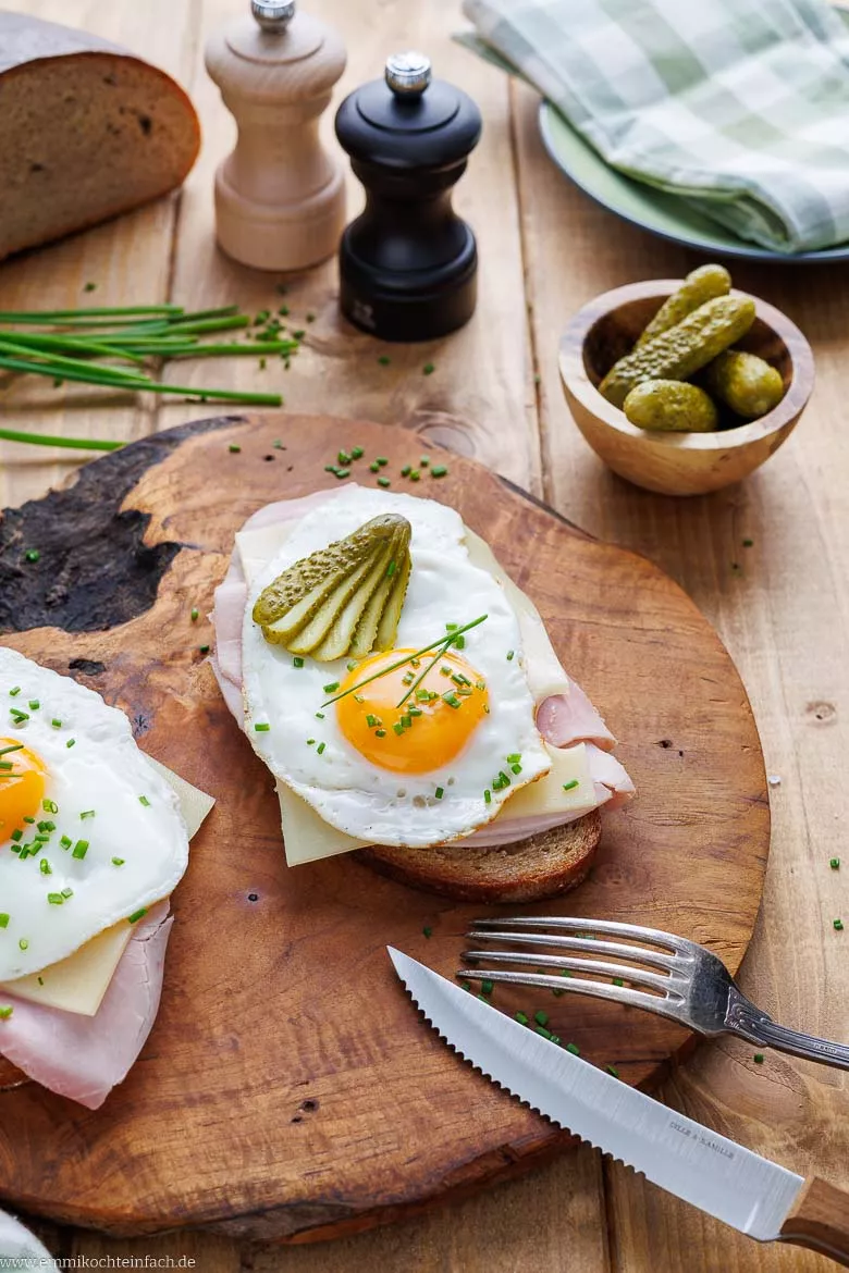 Einfache Hausmannkost mit Eier, Brot und Schinken