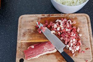 Den Speck würfeln