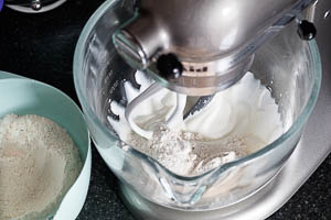 Zwiebelkuchen Teig zubereiten