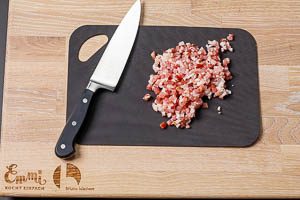 Pancetta-Bauchspeck f&uuml;r die Bolognese w&uuml;rfeln
