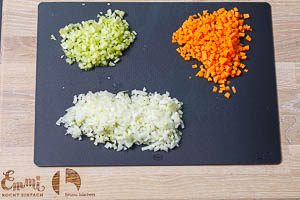 Karotte, Sellerie und Zwiebel sch&auml;len und schneiden