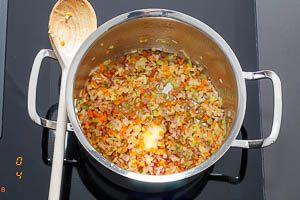 Butter und Gem&uuml;se im Topf f&uuml;r die Bolognese and&uuml;nsten