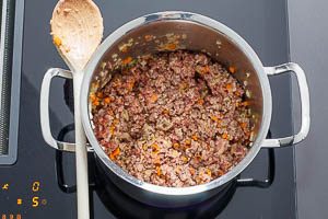 Hackfleisch mit Bauchspeck und Gem&uuml;se im Topf