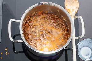 Mischung f&uuml;r die Bolognese-So&szlig;e mit Vollmilch abl&ouml;schen