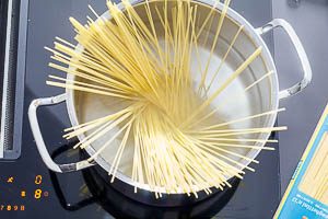 Nudeln f&uuml;r Spaghetti Bolognese kochen