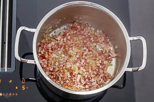 Zwiebeln und Speck auf mittlerer Stufe anbraten