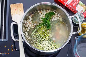 Restliches Gemüse, Gemüsebrühe, Majoran, Lorbeerblatt und Petersilienstängel beigeben und für eine Stunde kochen lassen
