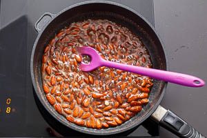 Wasser k&ouml;chel lassen, bis es verdampft und die Zuckermasse dickfl&uuml;ssig wird