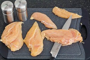 Hähnchenbrustfilets in waagerechte Scheiben schneiden