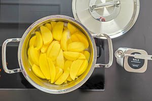 Kartoffeln für die Zubereitung von Herzoginkartoffeln kochen