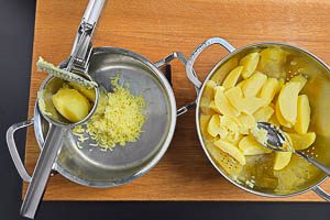 Kartoffeln durch eine Kartoffelpresse drücken