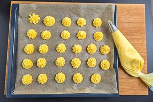 Kartoffelmasse für Herzoginkartoffeln in einen Spritzbeutel füllen