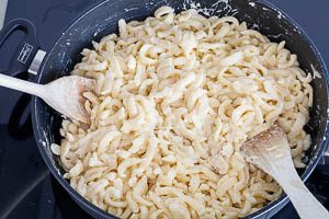 Sp&auml;tzle zur Sahne geben