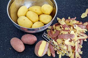 Rohe Kartoffeln sch&auml;len