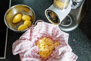 Kartoffeln f&uuml;r R&ouml;sti in Raspel reiben