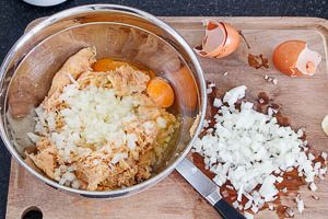 Zutaten f&uuml;r R&ouml;sti vermengen