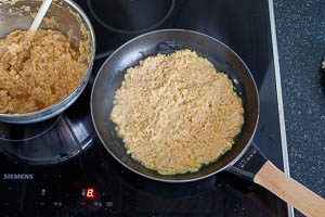 Kartoffelr&ouml;sti in einer Pfanne braten