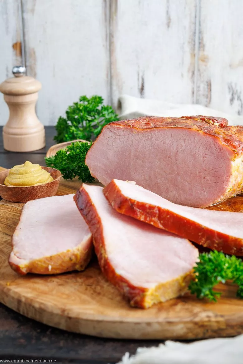 In Scheiben geschnitten passt das Kassler als Hauptgericht perfekt zu Sauerkraut und Kartoffelpüree.