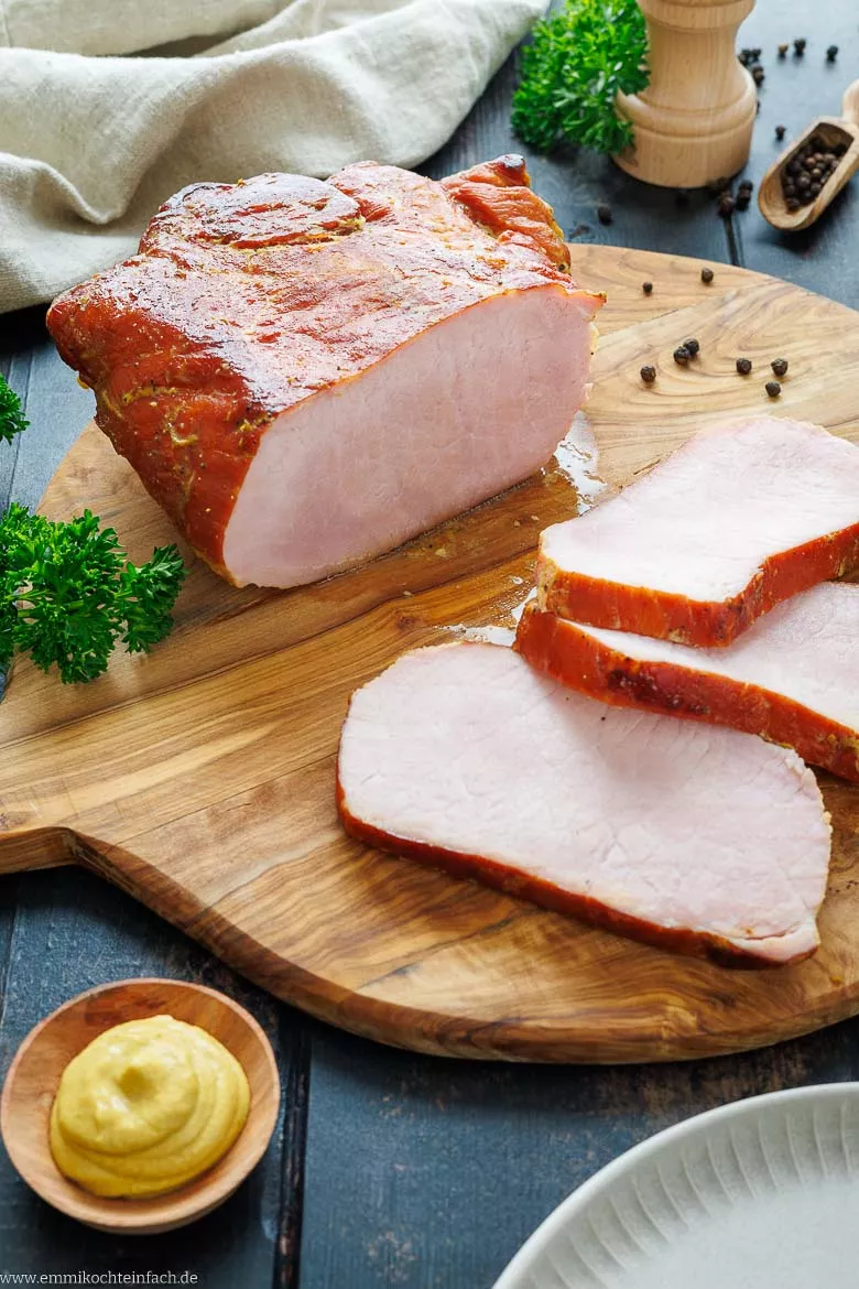 Das geräucherte und gepökelte Fleisch ist so saftig und würzig.