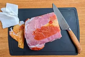 Kassler abtupfen und die Sehne entfernen