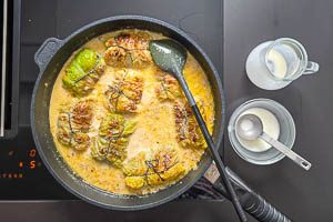 Sahne hinzugeben und k&ouml;cheln lassen.