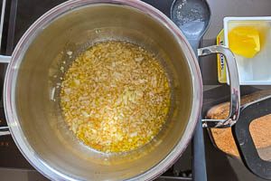 Zwiebeln in Butterschmalz und Zucker and&uuml;nsten