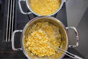 Krautfleckerl und Wei&szlig;kraut vermengen