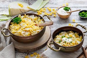 Krautfleckerln servieren, mit Cr&egrave;me fra&icirc;che und Petersilie