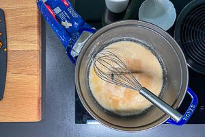 Butter mit Mehl für die Mehlschwitze erwärmen