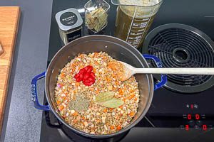 Gemüse, Linsen und Tomatenmark anschwitzen