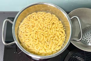 Spätzle kochen und Butterflöckchen unterrühren