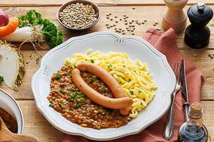 Fertig serviert sind die schwäbischen Linsen mit Spätzle!