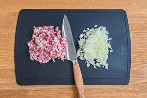 Speck und Zwiebeln w&uuml;rfeln