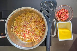 Speck und Zwiebeln im Topf and&uuml;nsten