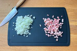 Zwiebel und Speck in W&uuml;rfel schnibbeln.
