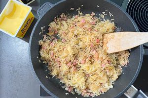 Zwiebeln und Speck anbraten, dann Sauerkraut dazugeben.