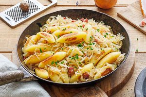 Fertig sind die Schupfnudeln mit Sauerkraut und Speck und k&ouml;nnen serviert werden.