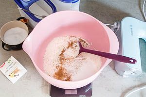 Trockene Zutaten für den Spitzbuben-Teig vermengen