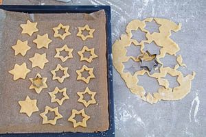 Deckel der Plätzchen auf einem Backblech auslegen