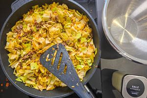 Spitzkohlw&uuml;rfel mit in die Pfanne geben und anbraten