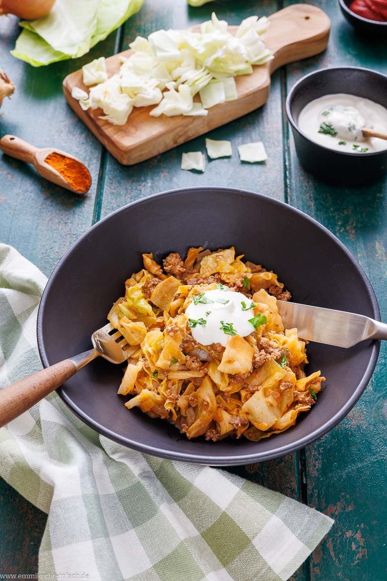 Spitzkohlpfanne mit Hackfleisch &ndash; perfekt mit einem L&ouml;ffel Cr&egrave;me Fra&icirc;che