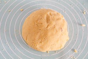 Eine Kugel aus dem Vanillekipferl-Teig formen