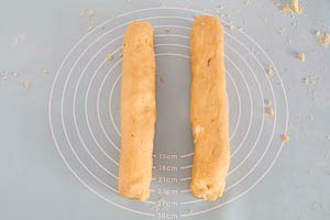 Teig halbieren und zu zwei Teigrollen formen