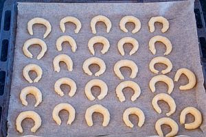 Vanillekipferl auf Backpapier auf einem Backblech verteilen
