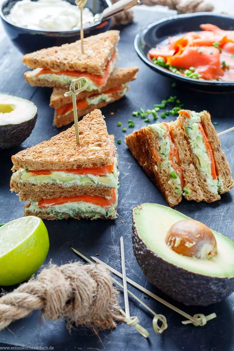 Sandwich mit Räucherlachs, Frischkäse und Avocado